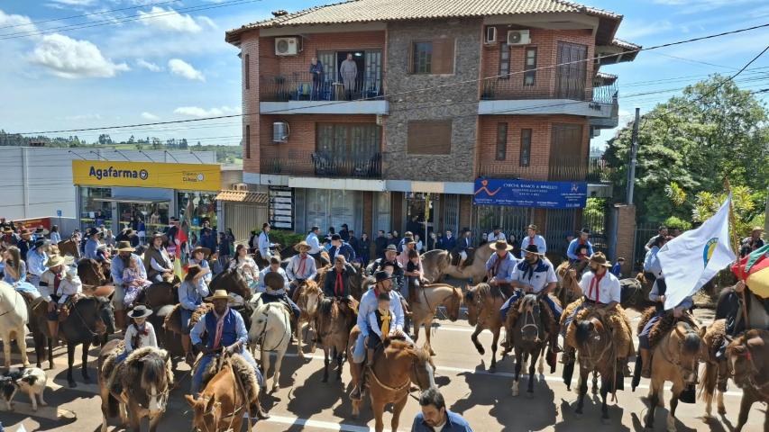 Imagem ilustrativa da notícia: Grande público prestigia desfile cívico e farroupilha em Jóia